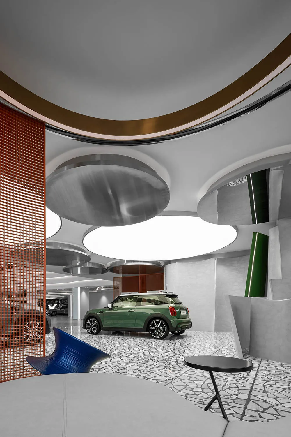 現代汽車展示廳,混凝土地板與金屬天花板燈光,展示一輛綠色汽車。