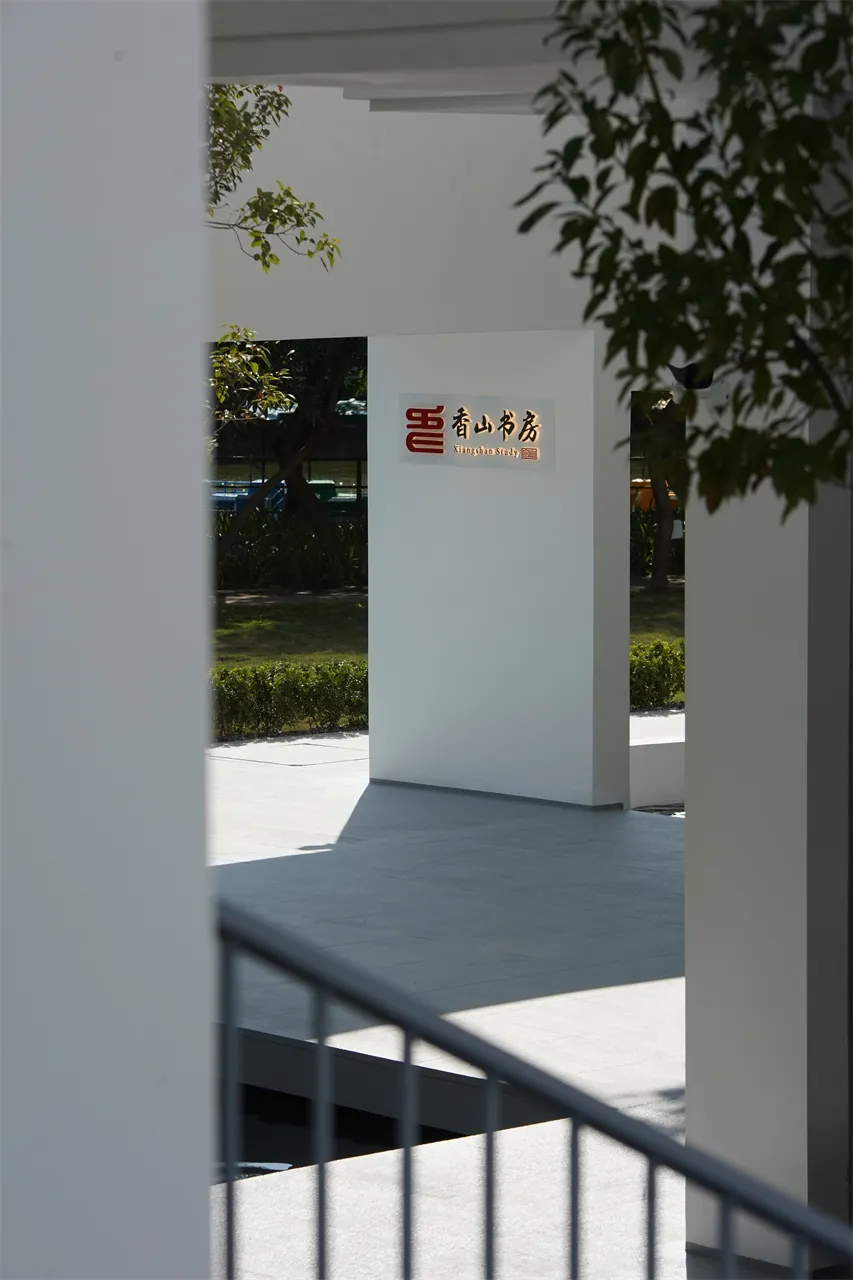 Modern entrance with a white facade and minimalist design.