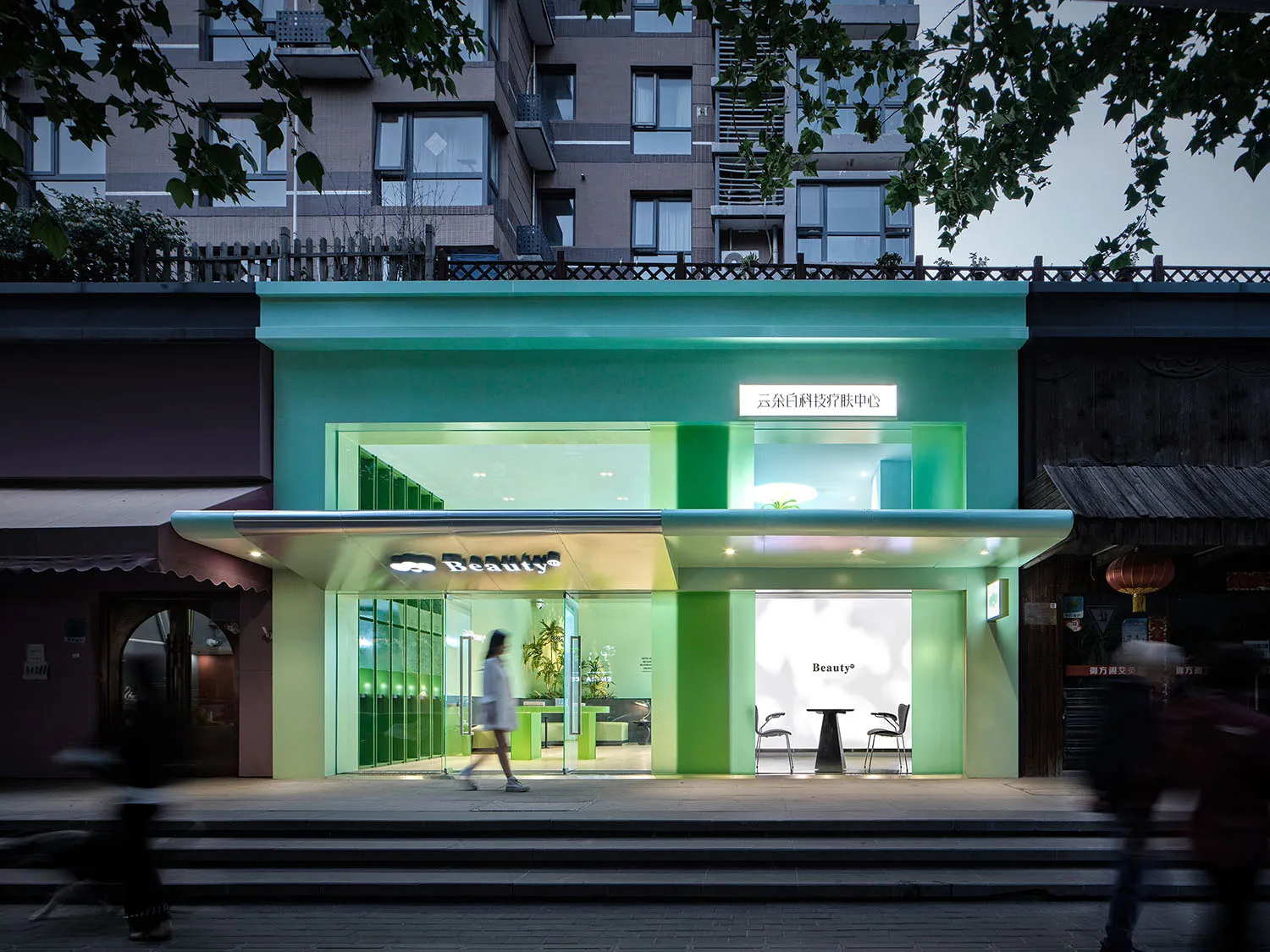現代零售店面採用玻璃與鋼材材質,呈現俐落當代設計元素。