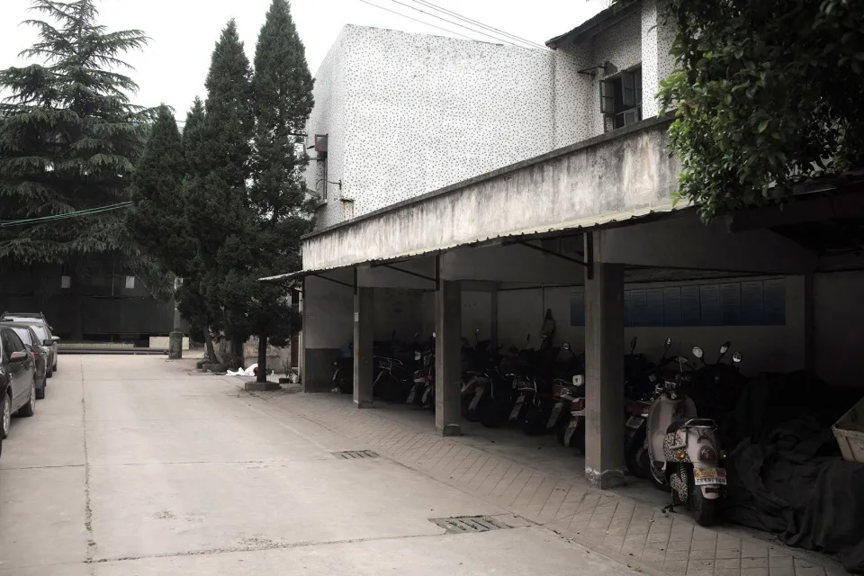 工業建築外觀,混凝土牆面搭配大型遮棚。