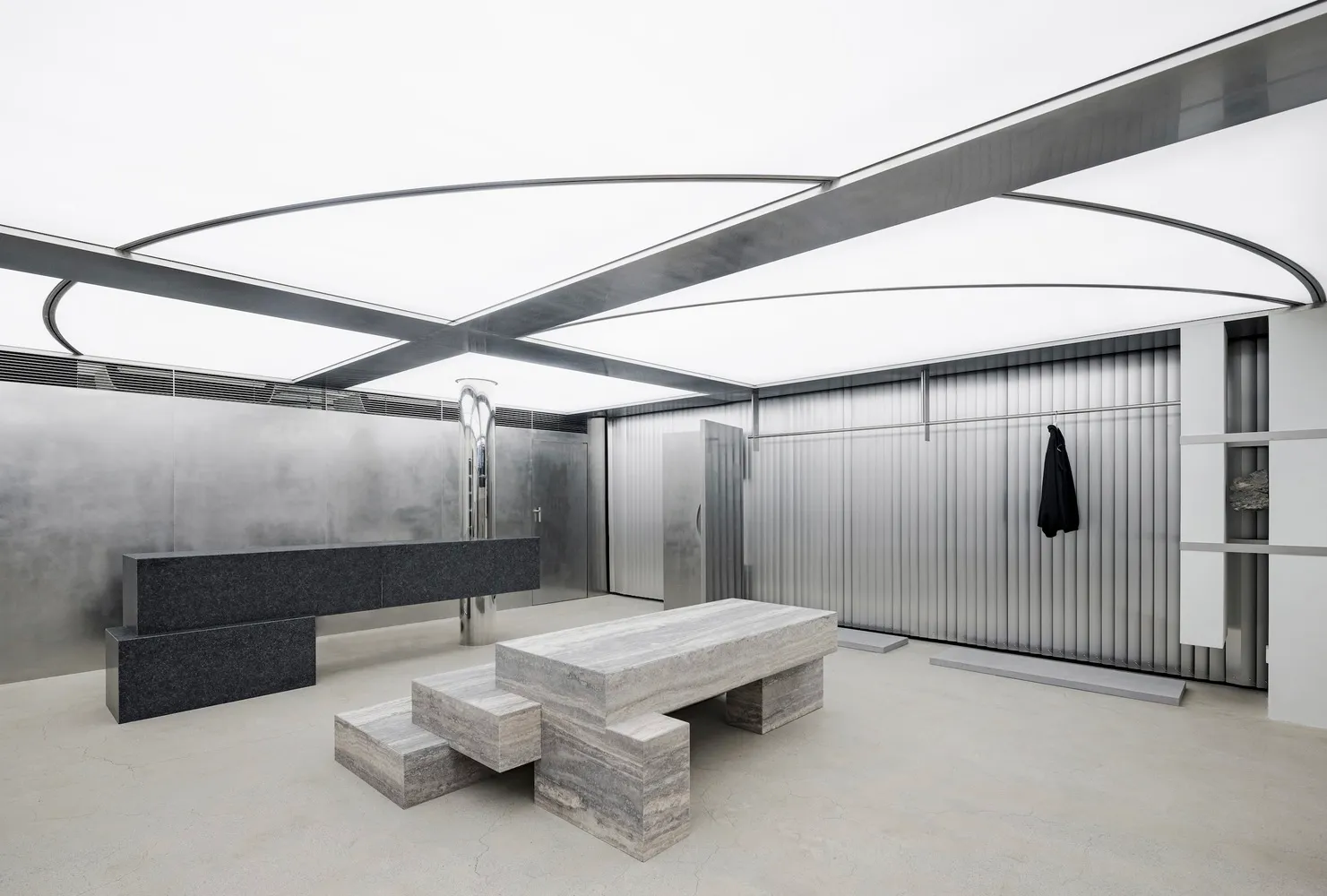 現代工業風室內空間，展現混凝土與金屬材質