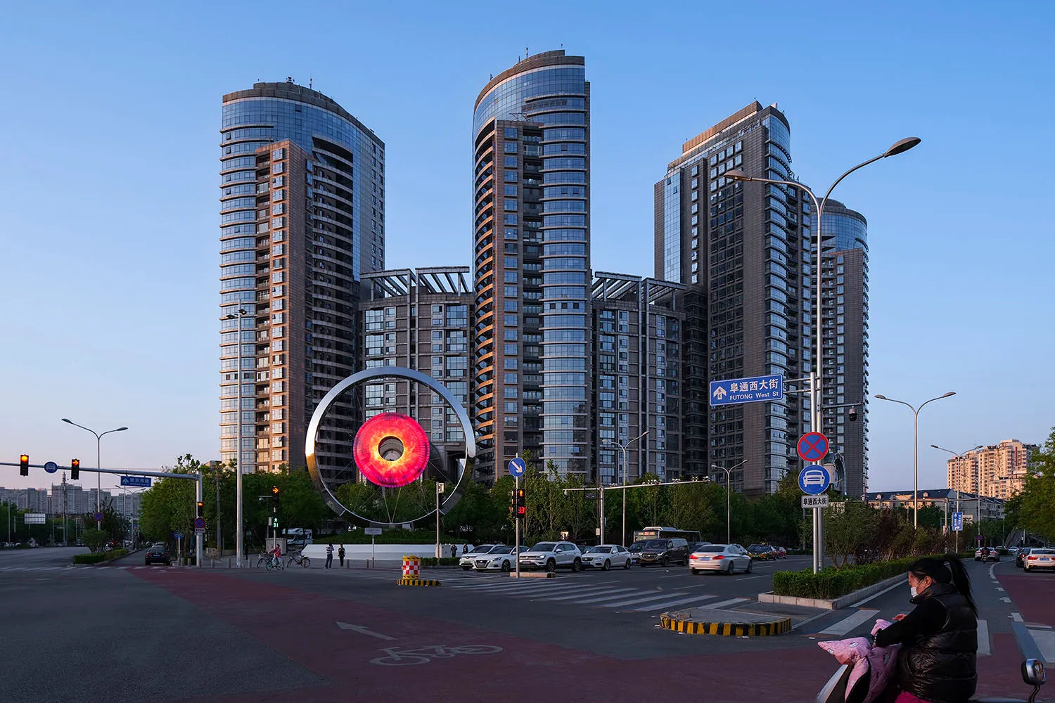 黃昏時分的現代玻璃大樓城市景觀