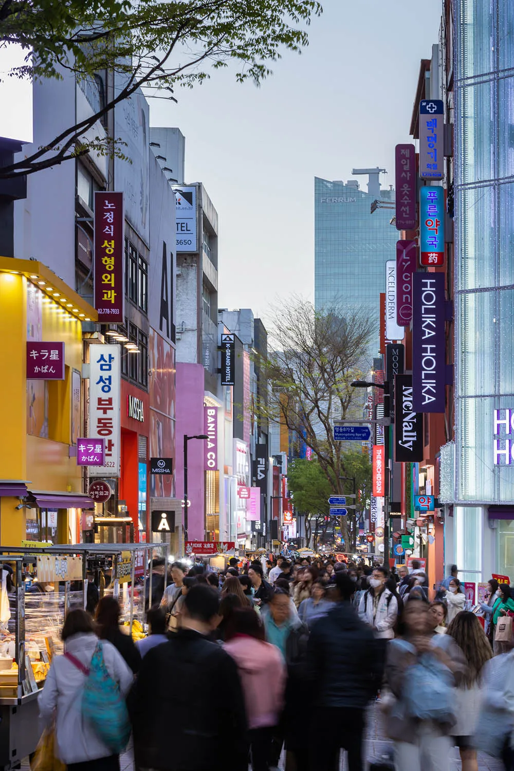 充滿商店、招牌與人群的繁忙城市街道