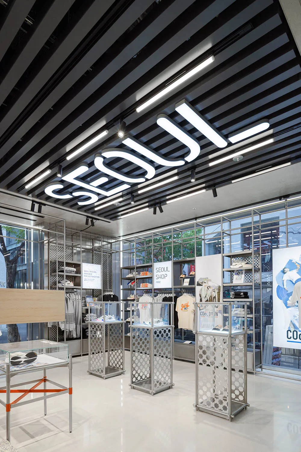 現代零售店內部採用金屬與玻璃材質,呈現俐落簡約的設計風格。