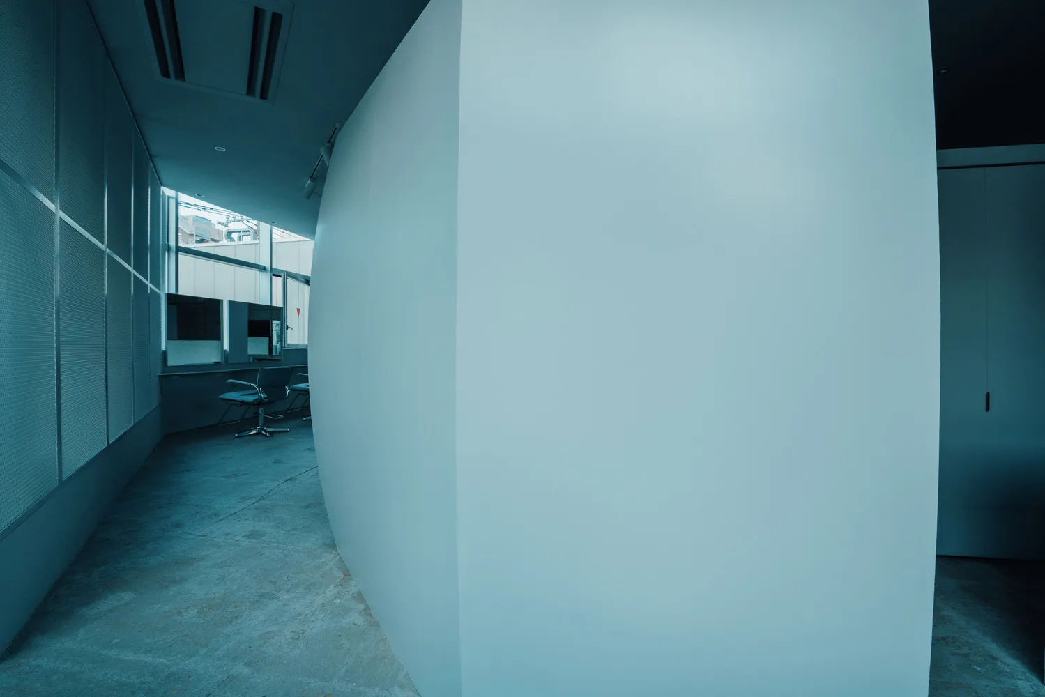 現代辦公室內的曲線混凝土牆。