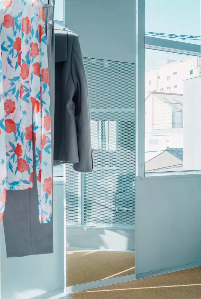 現代室內服裝展示,牆上懸掛著花卉布料。