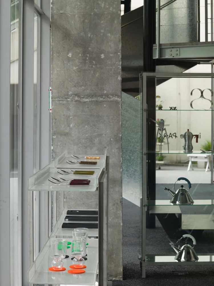 現代展示的金屬與玻璃層架,陳列各種餐具用品。