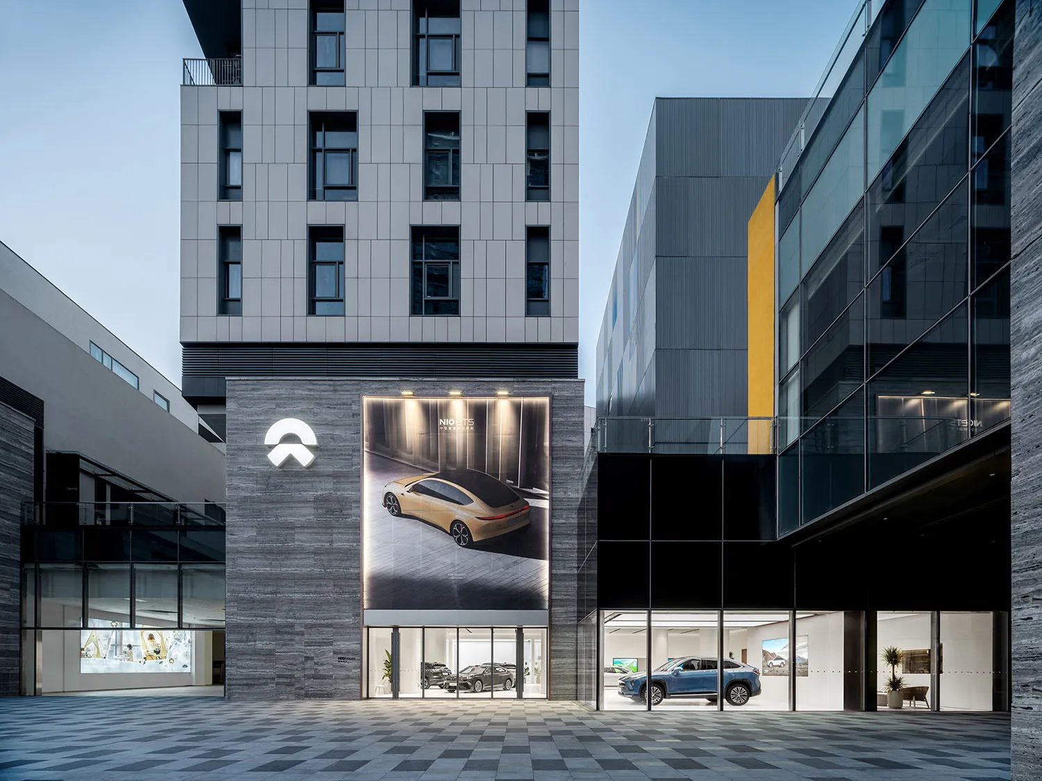 現代汽車展示中心玻璃外觀與展示間內部。