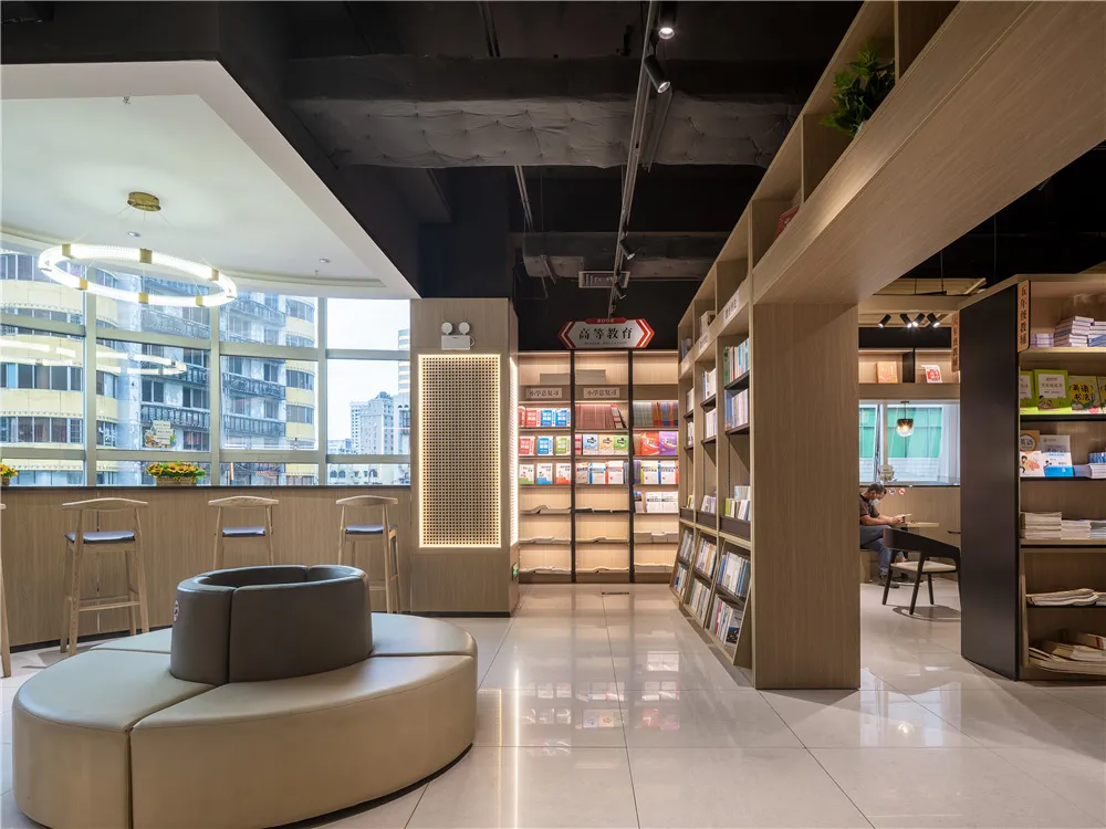 現代圖書館室內，鋪設白花崗岩地板，搭配混凝土牆面，享有都市景觀與白色照明。