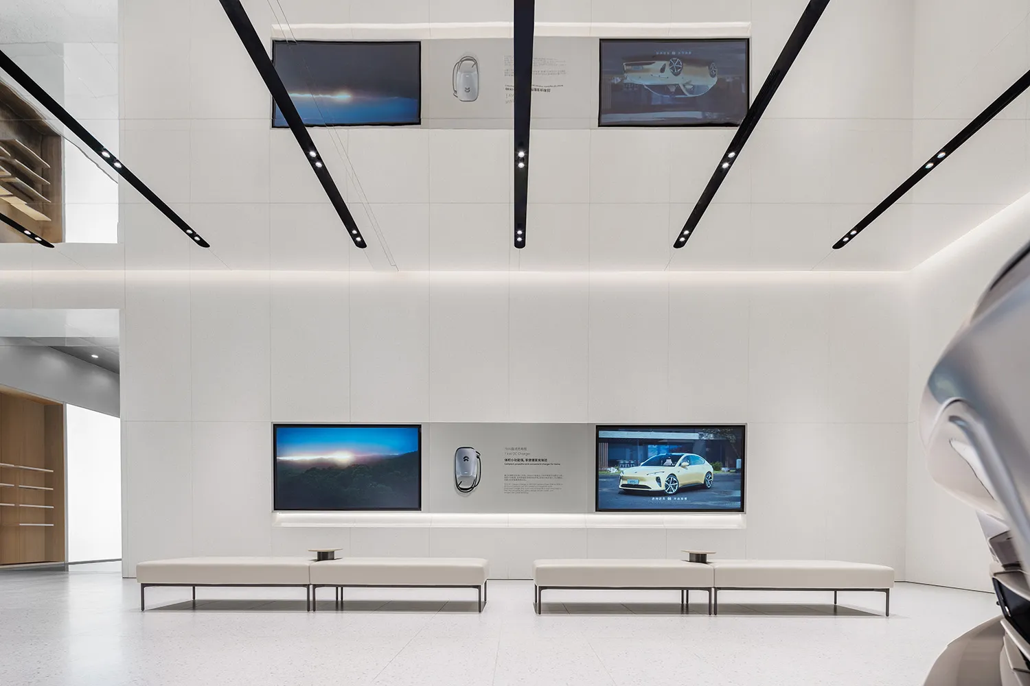 寬敞的簡約白色展示間,展現現代汽車設計與俐落室內設計。