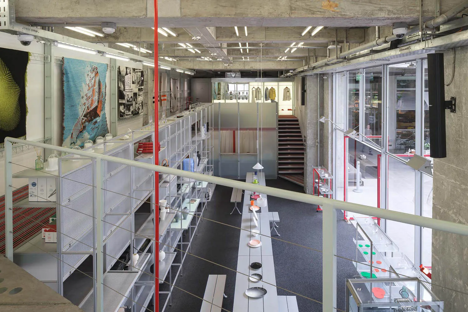 工業風零售空間,展示金屬貨架與各式陳列商品。