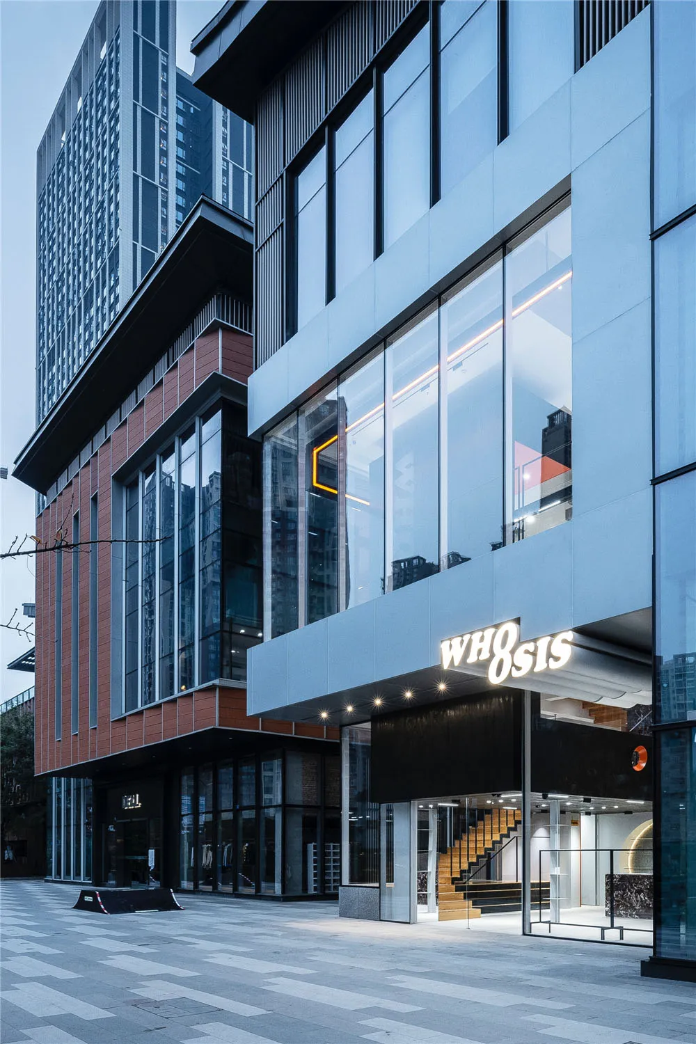 現代零售店面採用玻璃與金屬材質