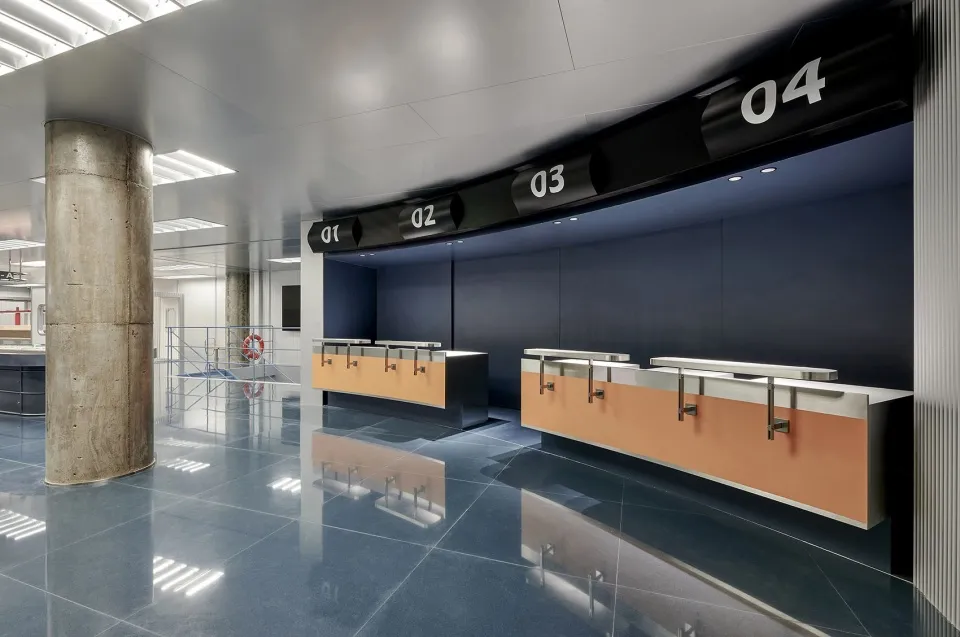 現代簡潔的混凝土報到櫃檯，位於機場大廳