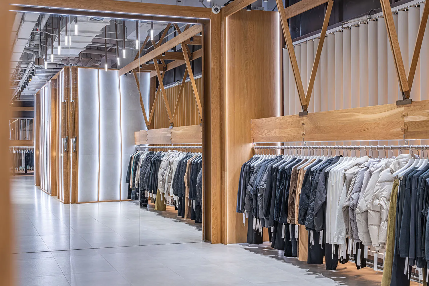一間以簡約設計為主的現代服飾店,採用木質與混凝土材質。