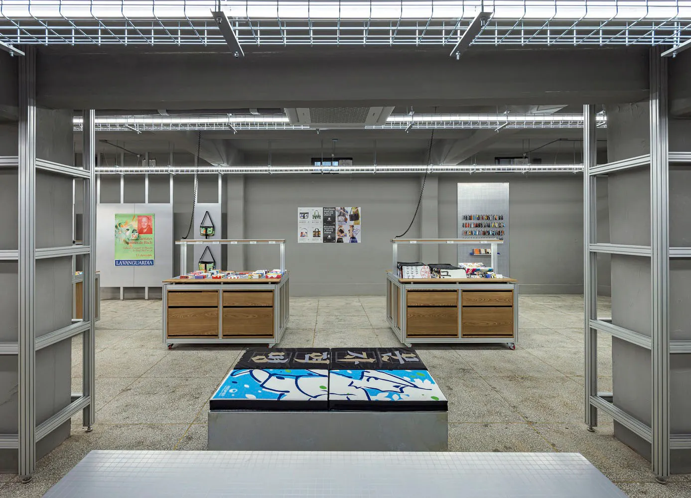 工業風零售空間，設有金屬層架、木質展示台，架上陳列商品。