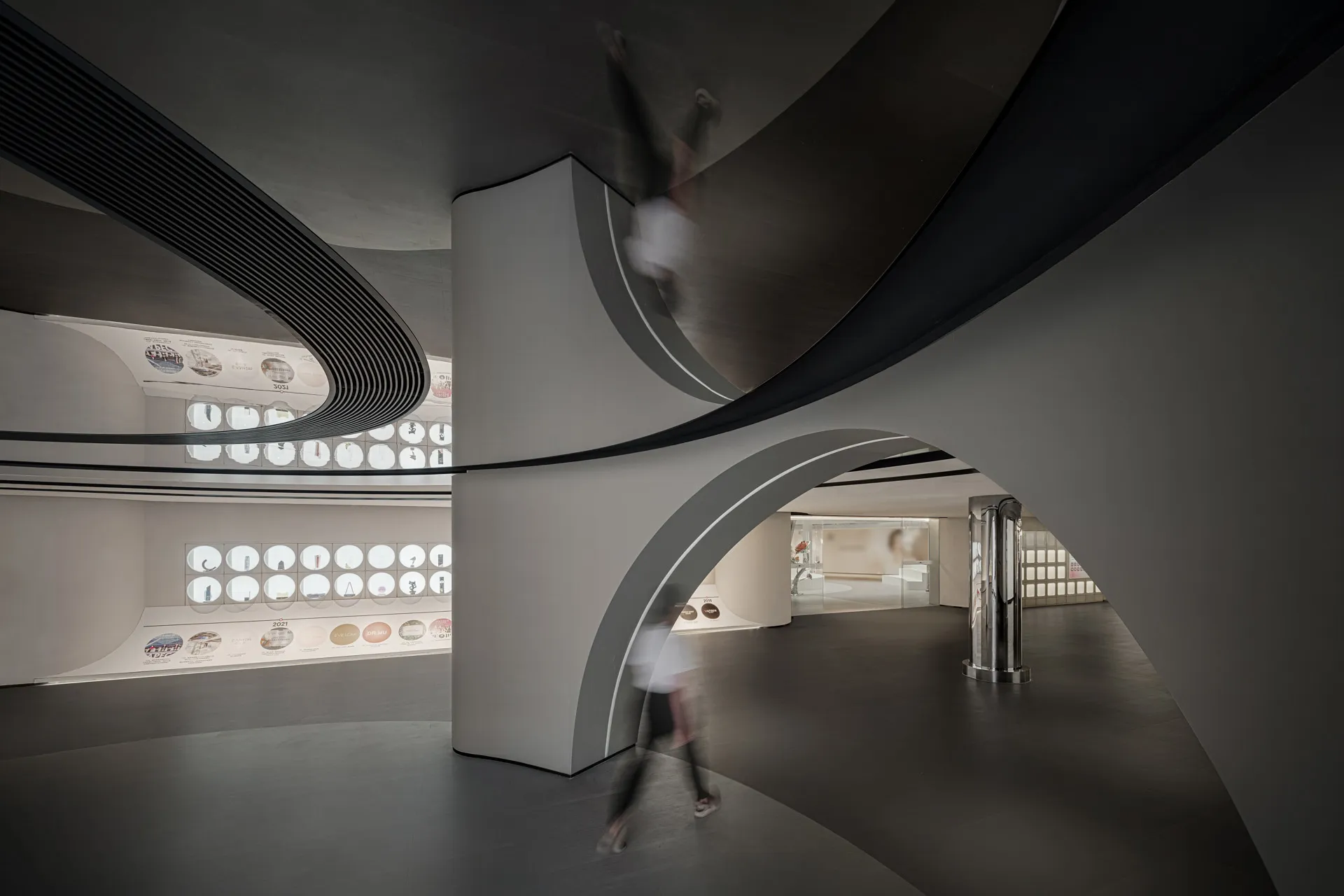 現代藝術博物館擁有曲線牆面以及混凝土與鋼材的建築元素