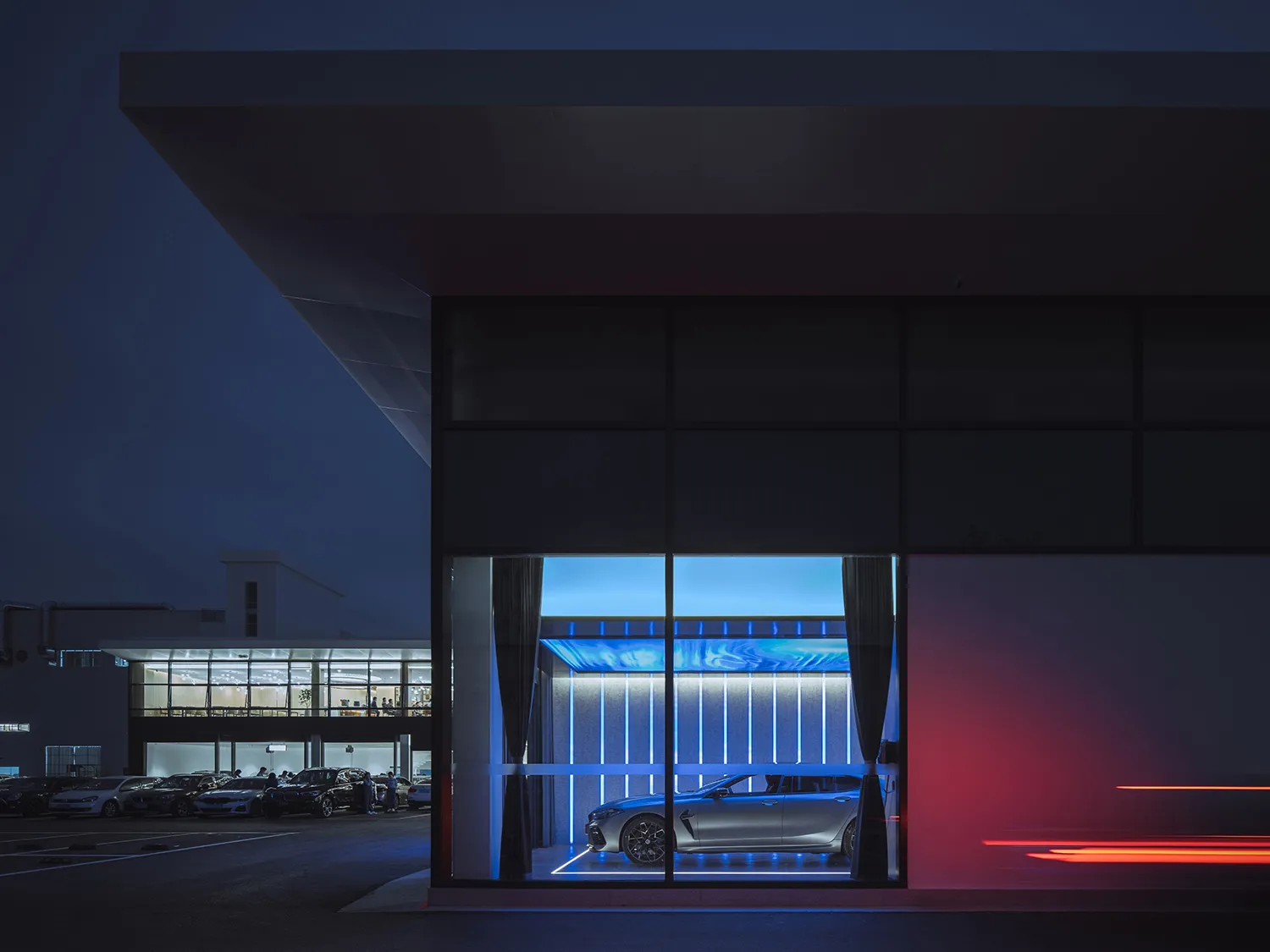 一座現代汽車展示廳,採用玻璃與金屬建築元素。