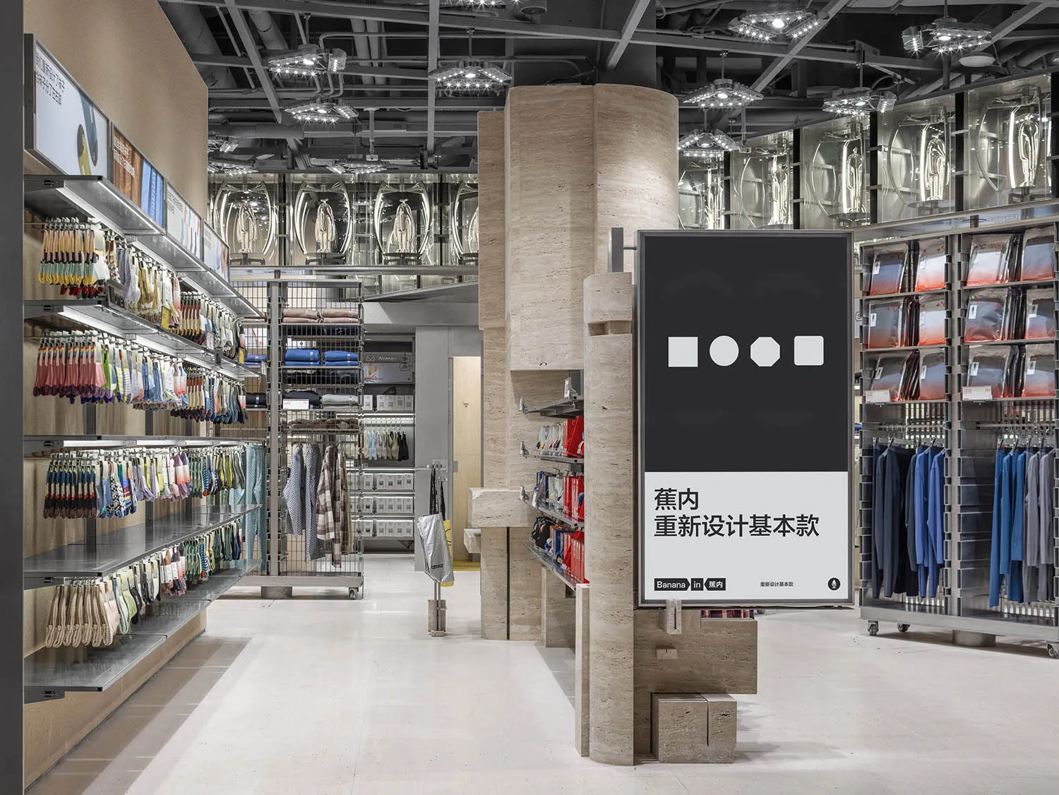 極簡零售店內設有大理石柱、玻璃天花板與金屬衣架。