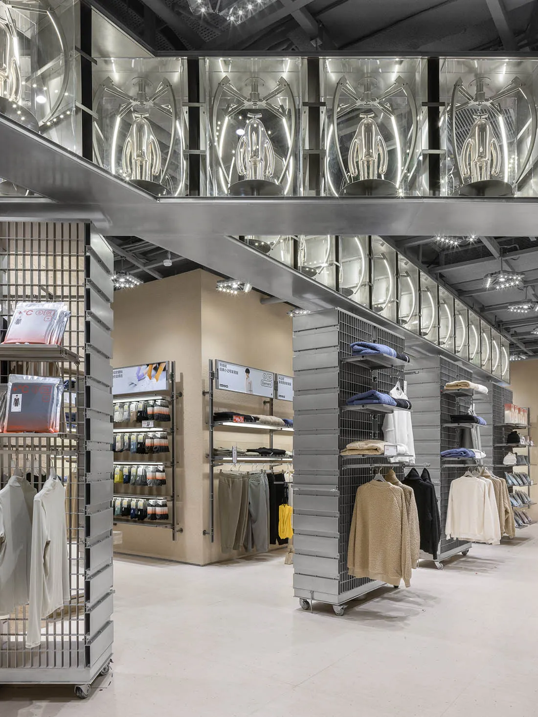 現代服裝零售店室內,採用金屬與玻璃元素。
