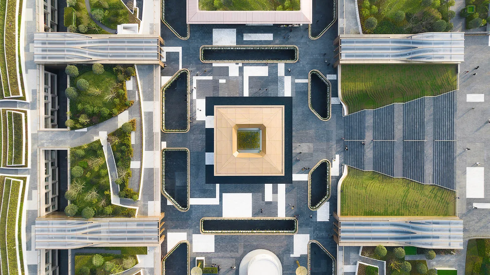 俯瞰現代公共空間,融合混凝土、草地與水景元素。