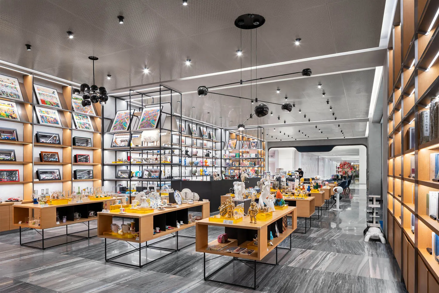 現代零售店室內,展現木質與金屬元素。