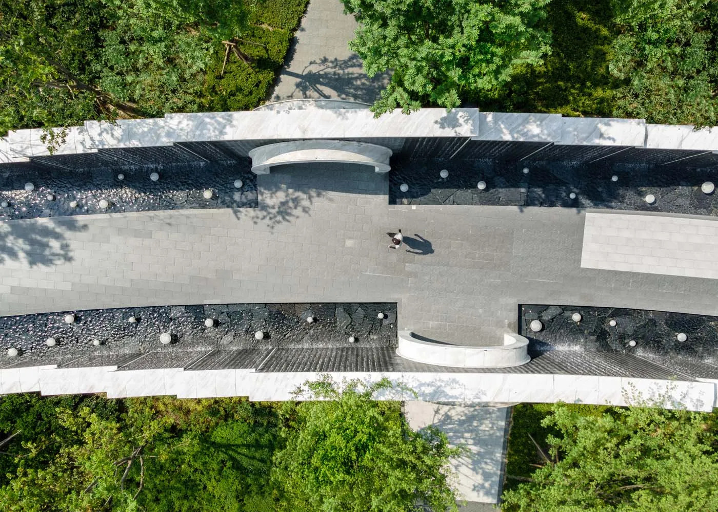 俯瞰現代建築空間，展現混凝土與大理石元素。