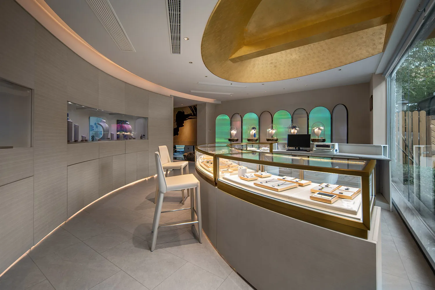 現代珠寶店,展示俐落金屬陳列、玻璃櫥窗與鏡面背景。