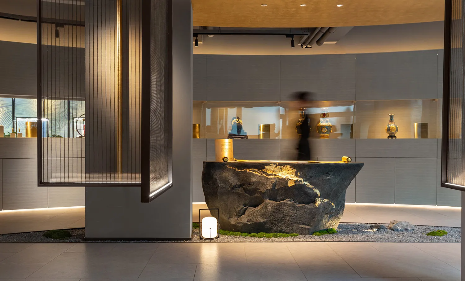 現代博物館展示,採用花崗岩搭配照明花瓶。