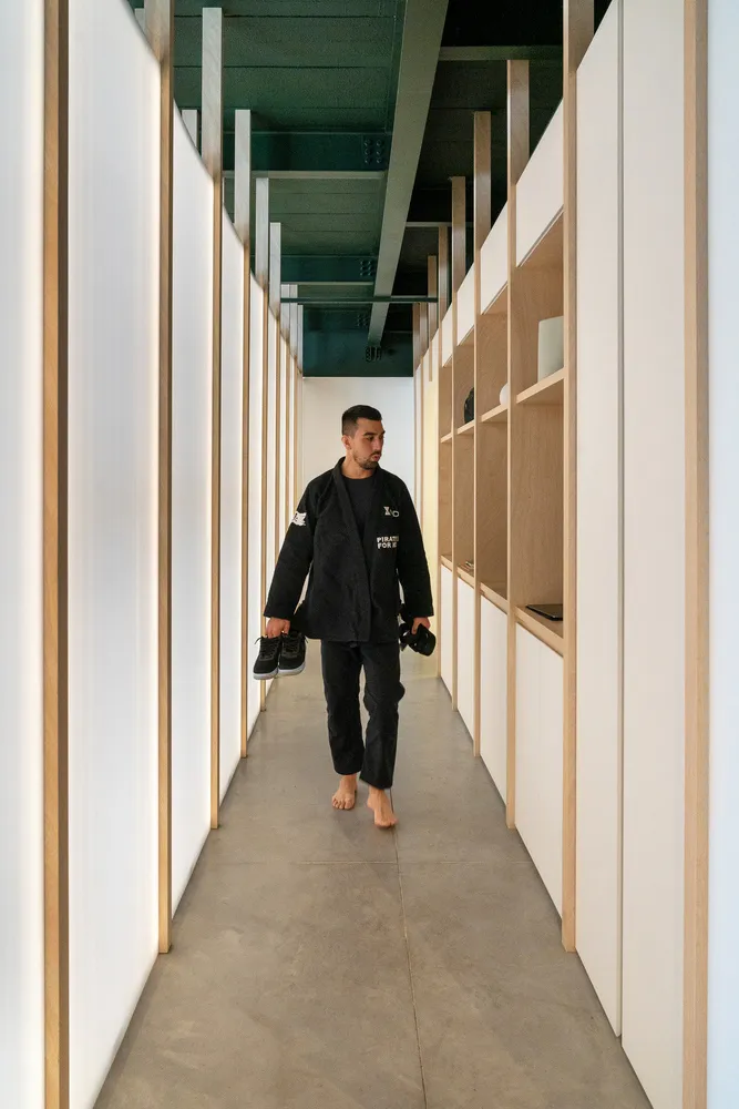 極簡設計,展現清水混凝土牆面與地板的建築室內空間。