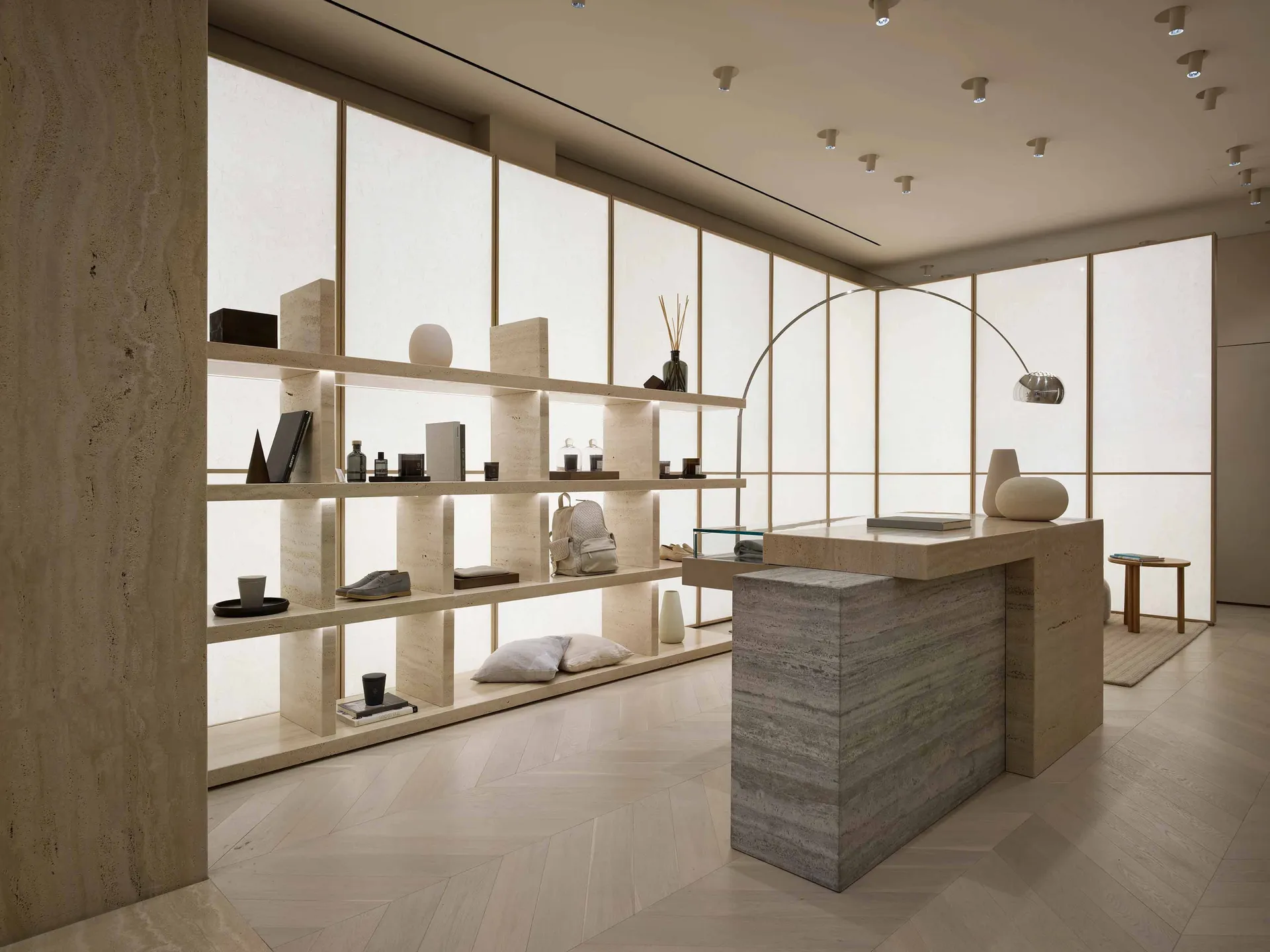 豪華零售店面,採用現代石材展示櫃與簡約設計