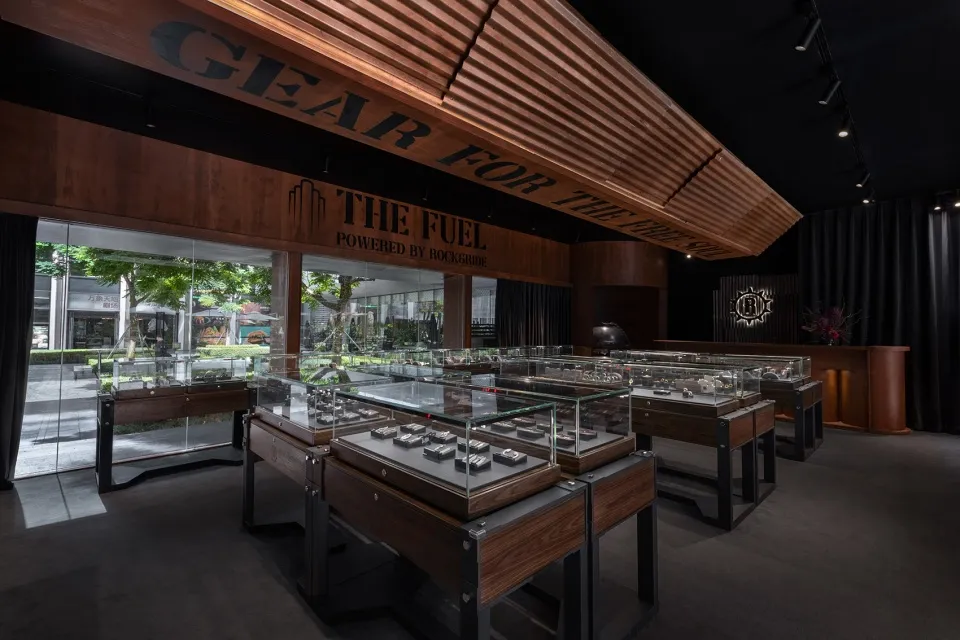 現代零售店內部,展示珠寶的陳列櫃、木質元素與玻璃展示櫃。