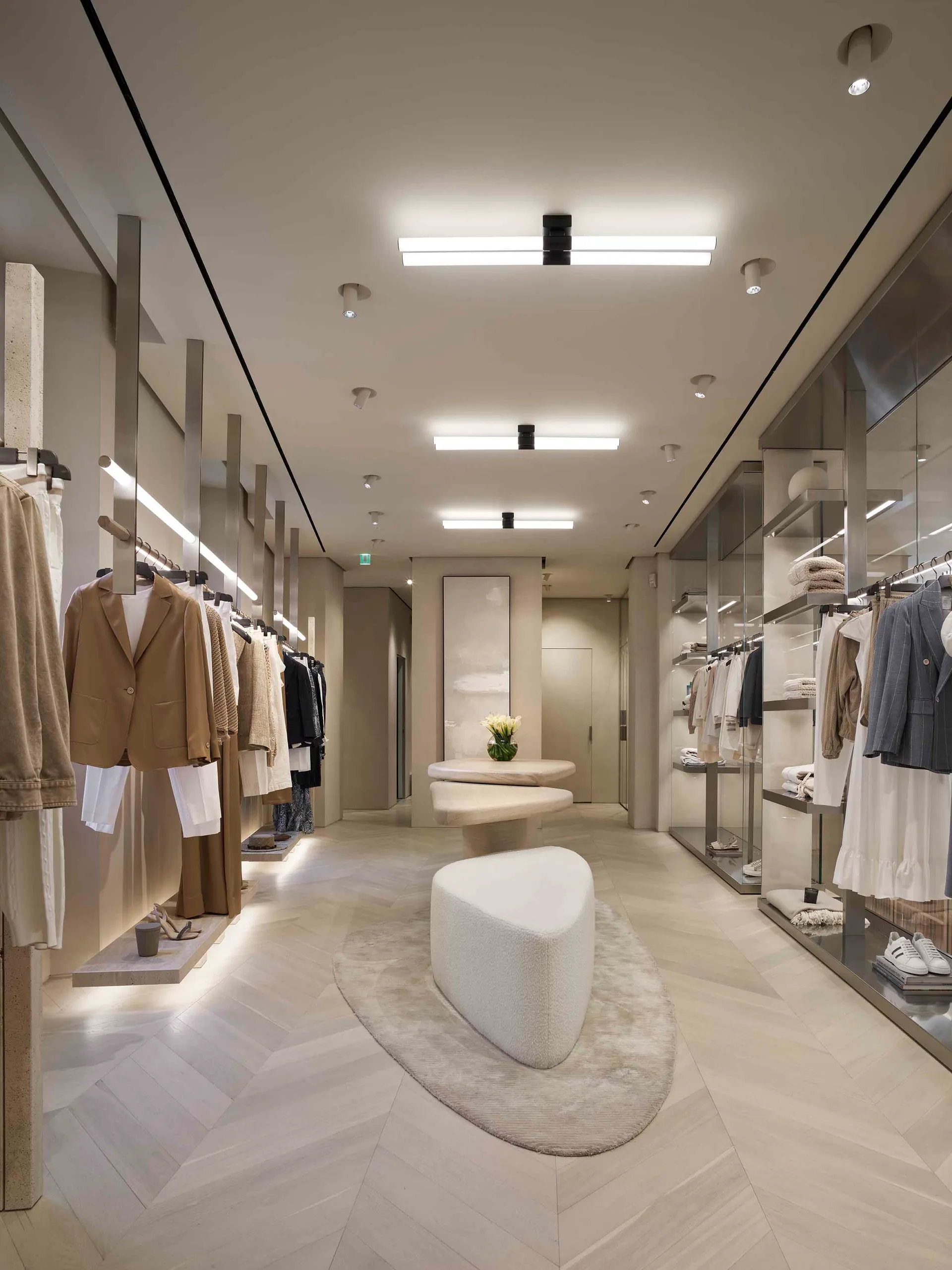 現代零售店室內,展現當代材料與設計。