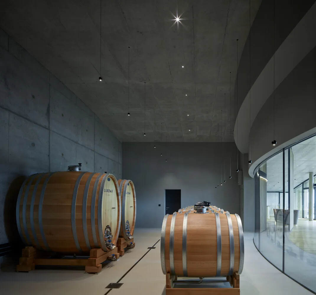 現代工業啤酒廠內的大型木製葡萄酒發酵槽。