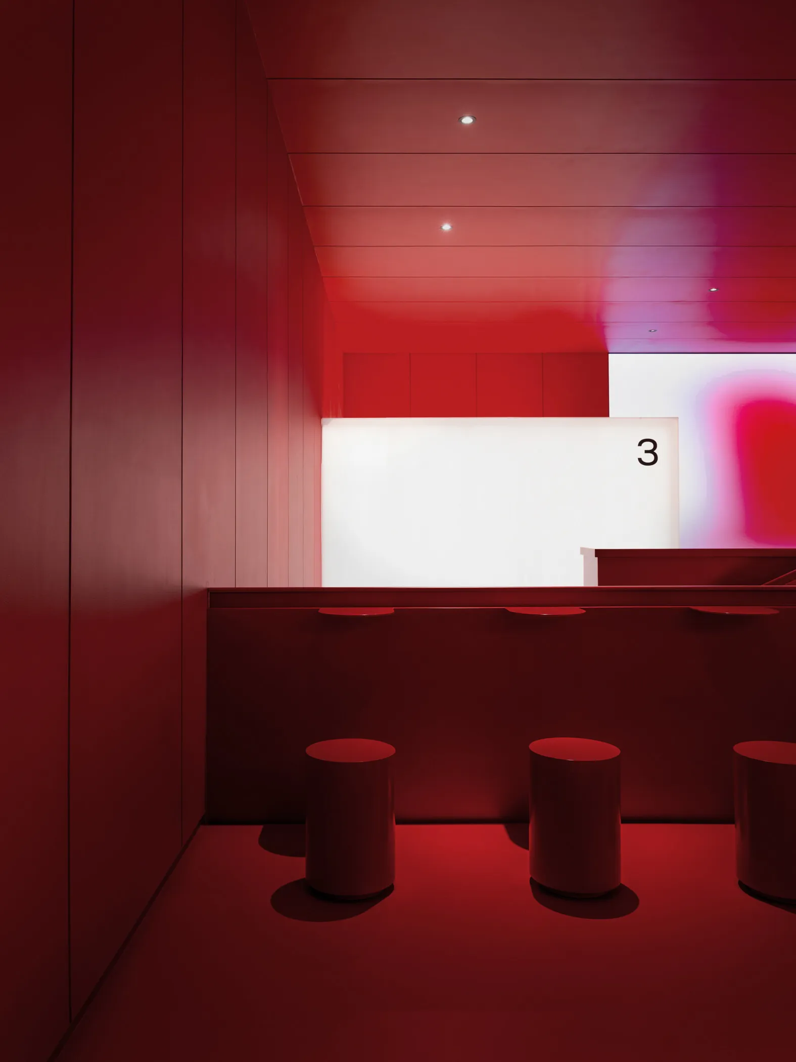 極簡零售店室內空間,採用玻璃牆與白色表面。
