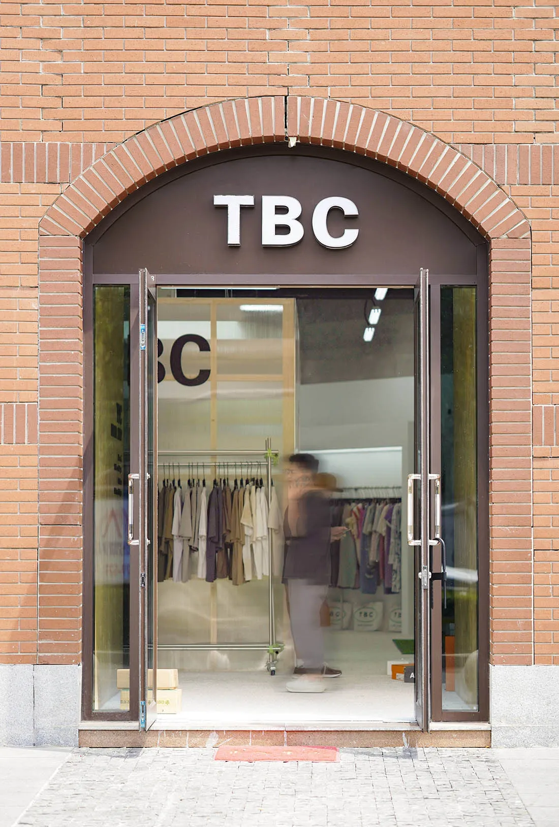 零售店面入口,採用磚塊、玻璃與金屬材質。