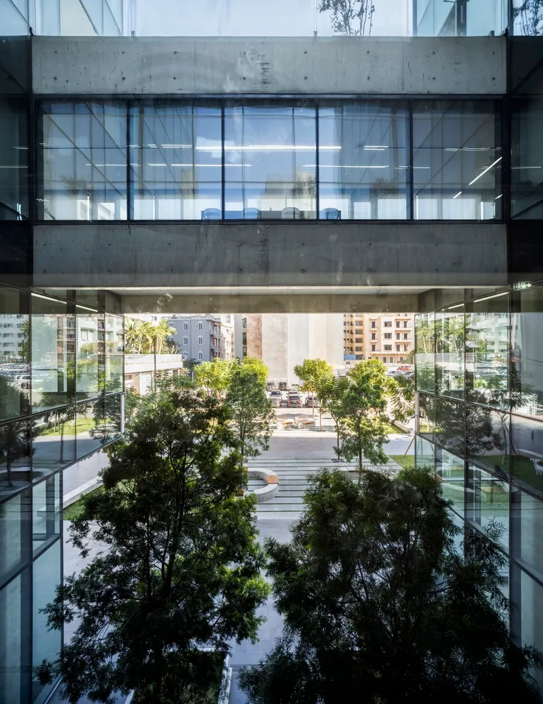 一座現代建築外觀，採用混凝土與玻璃材質。