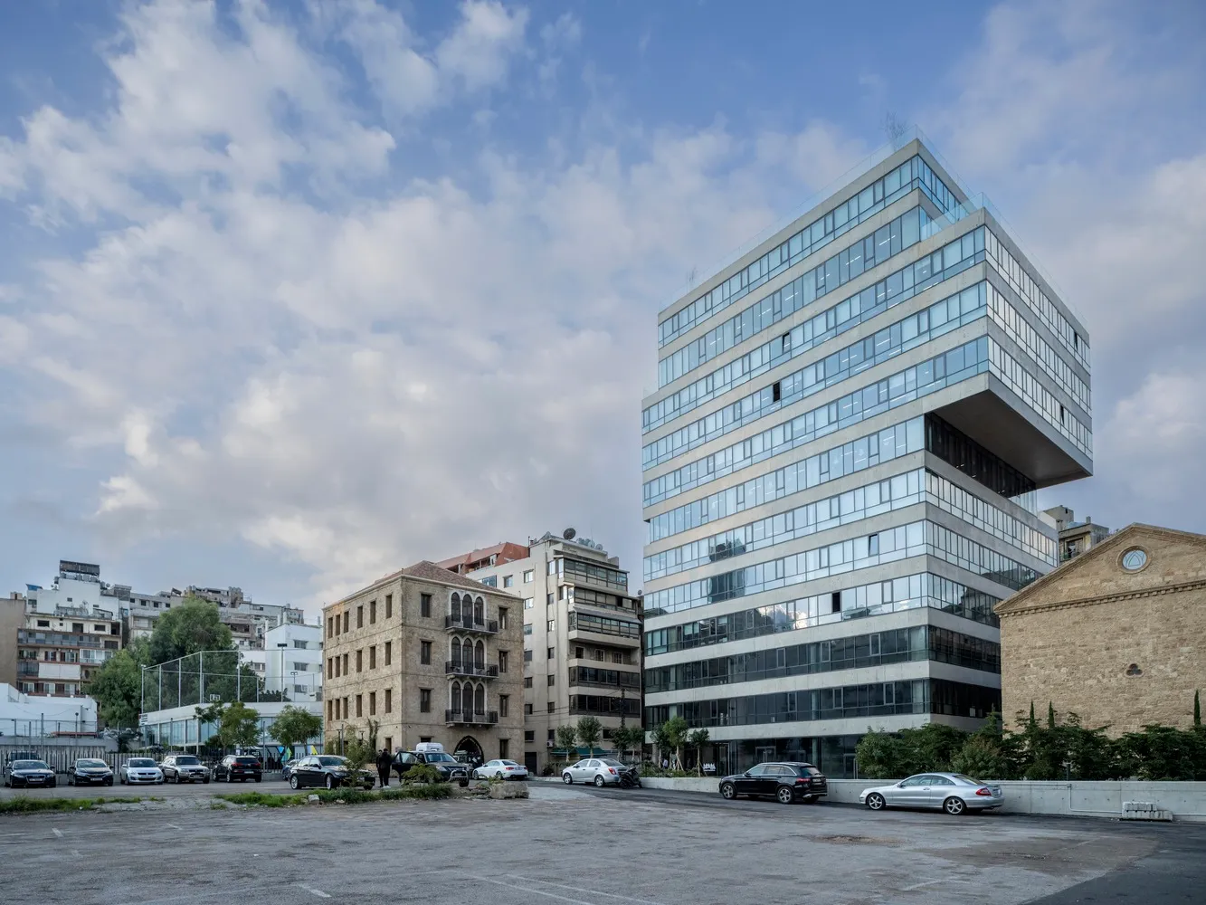 現代辦公空間,採用玻璃與混凝土建築元素