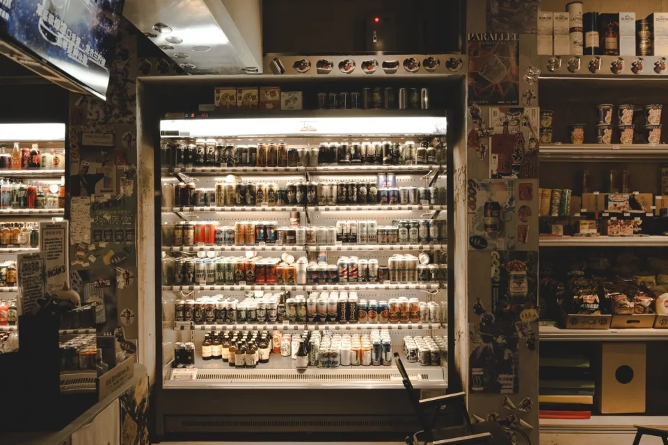工業風商店內擺滿飲料的冷藏櫃。