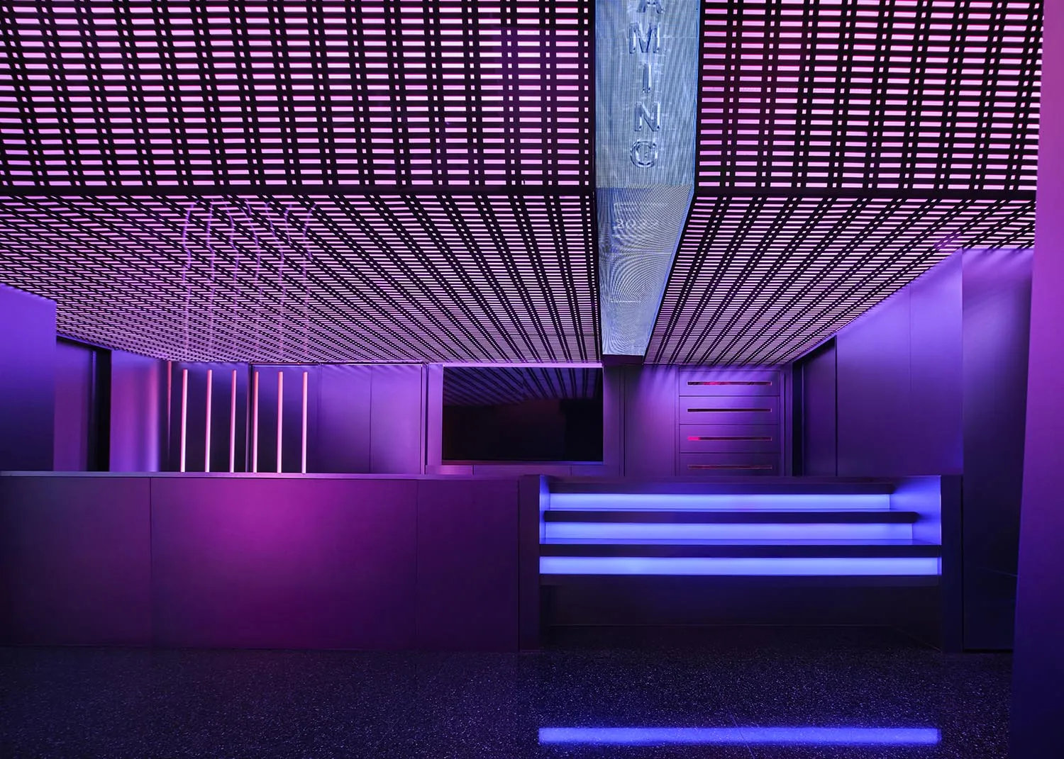 極簡休憩區,搭配玻璃隔間牆與混凝土地板。