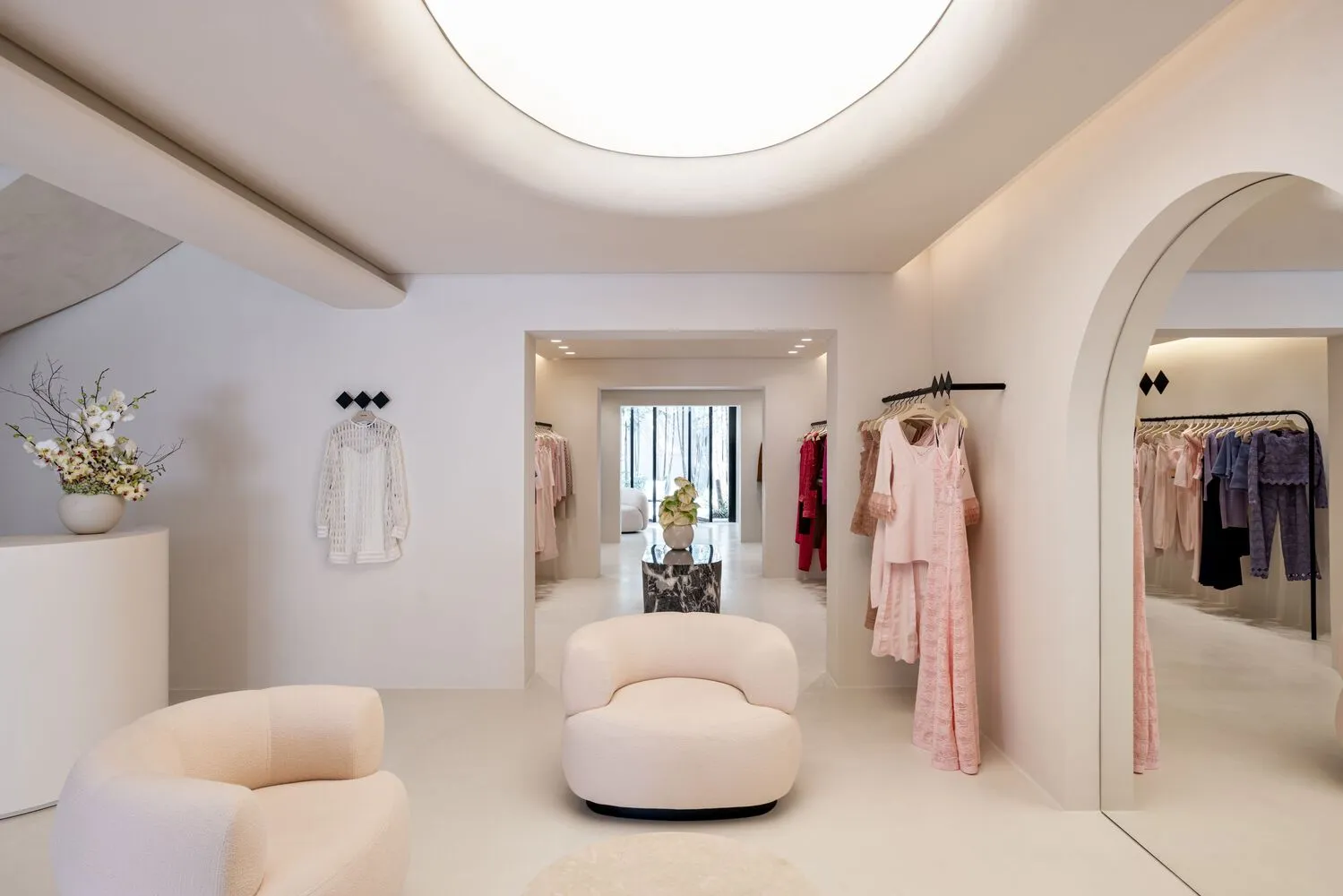 現代零售店內設有舒適座椅與優雅服裝展示區。