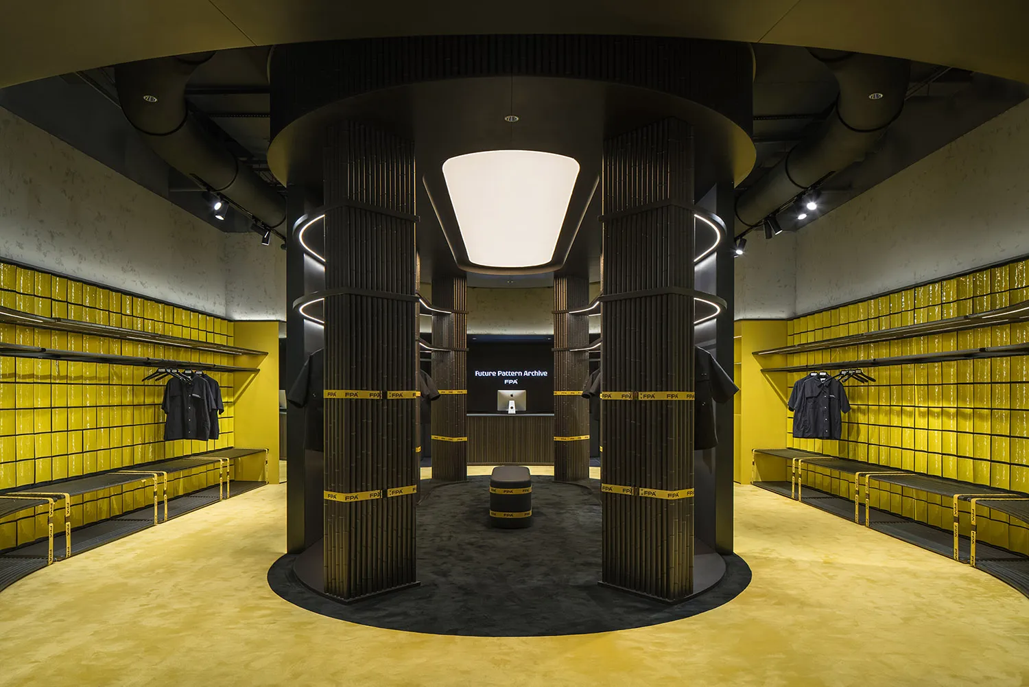 現代工業風服裝展示間,混凝土牆面、黃色瓷磚搭配黑色陳列架。