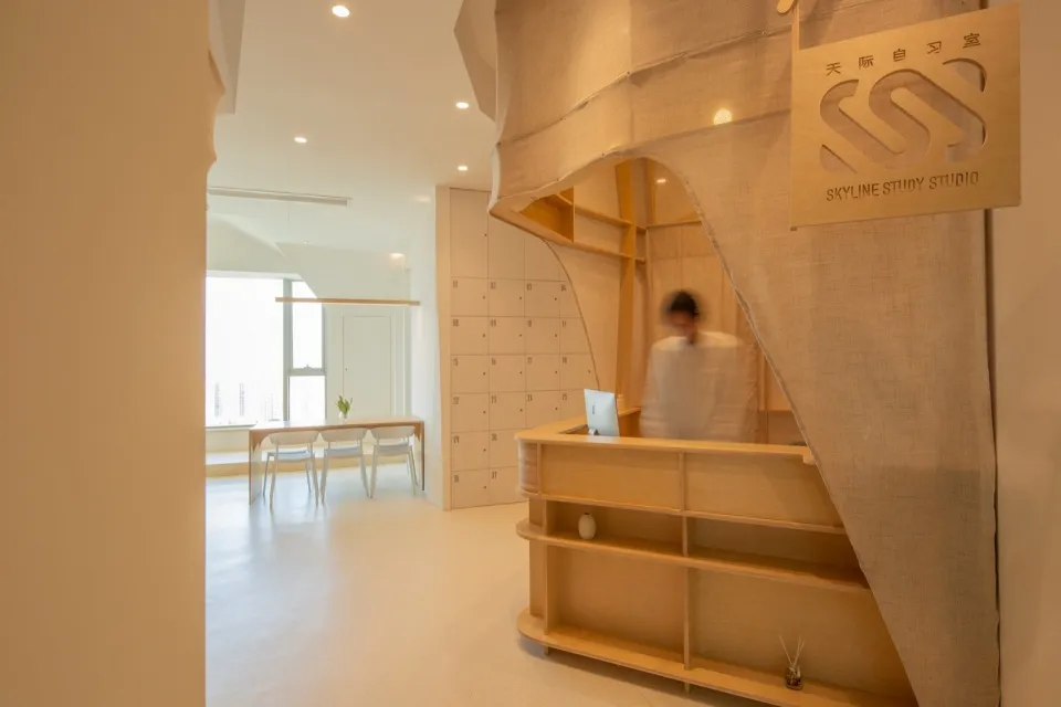 現代辦公空間，展示木質書桌與椅子，背景有大型鏡子與月曆。