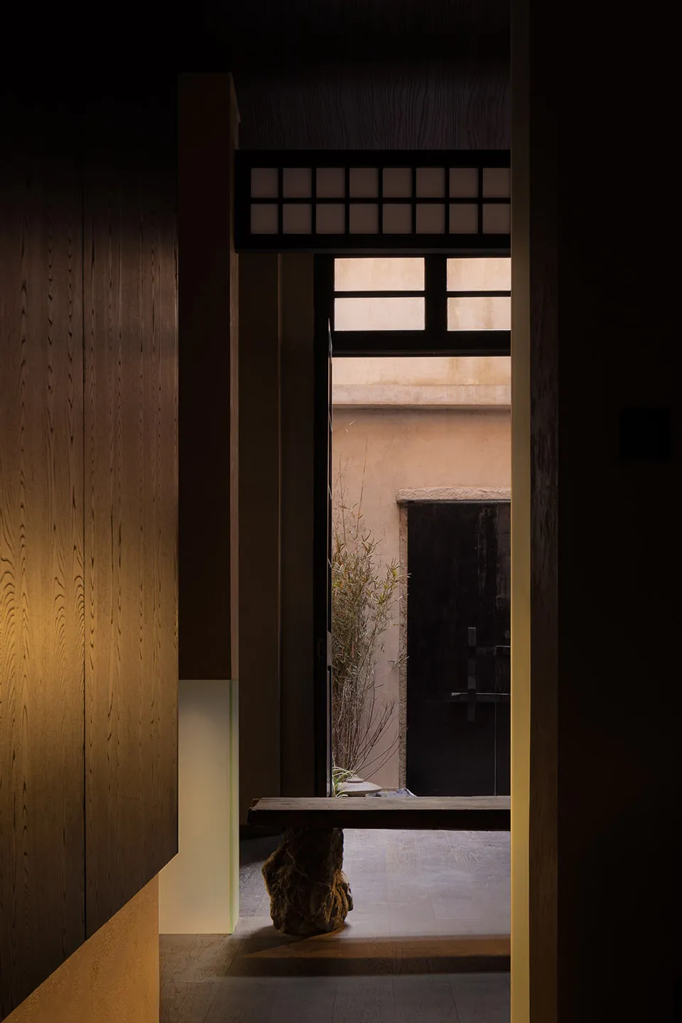 極簡室內空間,採用木質牆面、石材點綴與金屬元素。