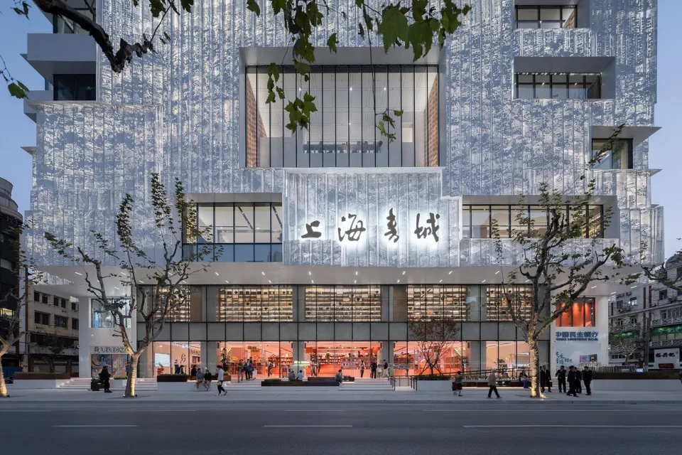 現代零售店面採用金屬外牆覆面，並搭配發光招牌照明。