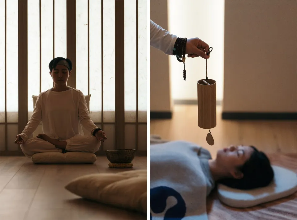 一位女性在燭光照亮的房間裡放鬆,房間有木質元素和寧靜氛圍。