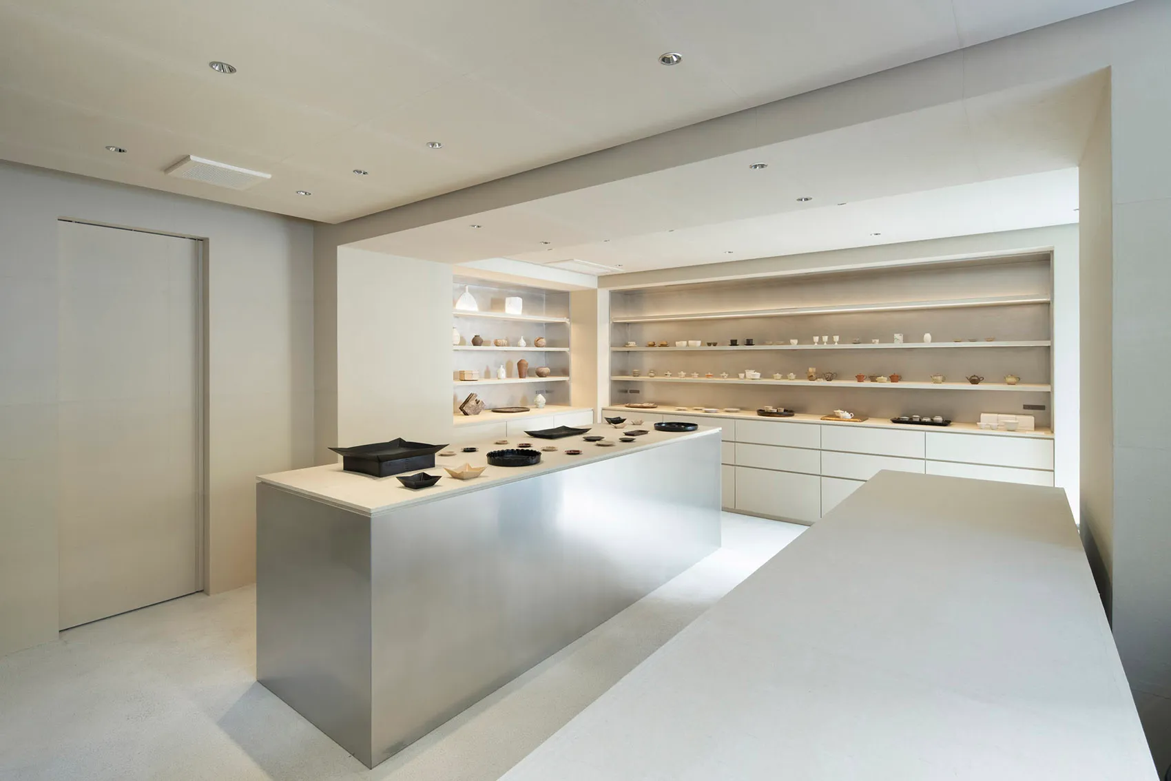 現代展示櫃以白色玻璃元素搭配各式陶瓷製品。