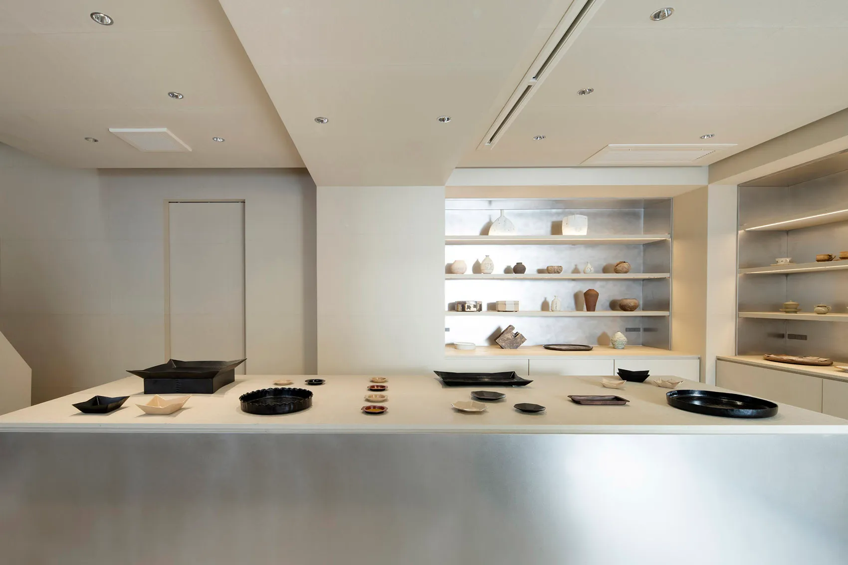 現代廚房中展示陶瓷餐具與陶藝作品。