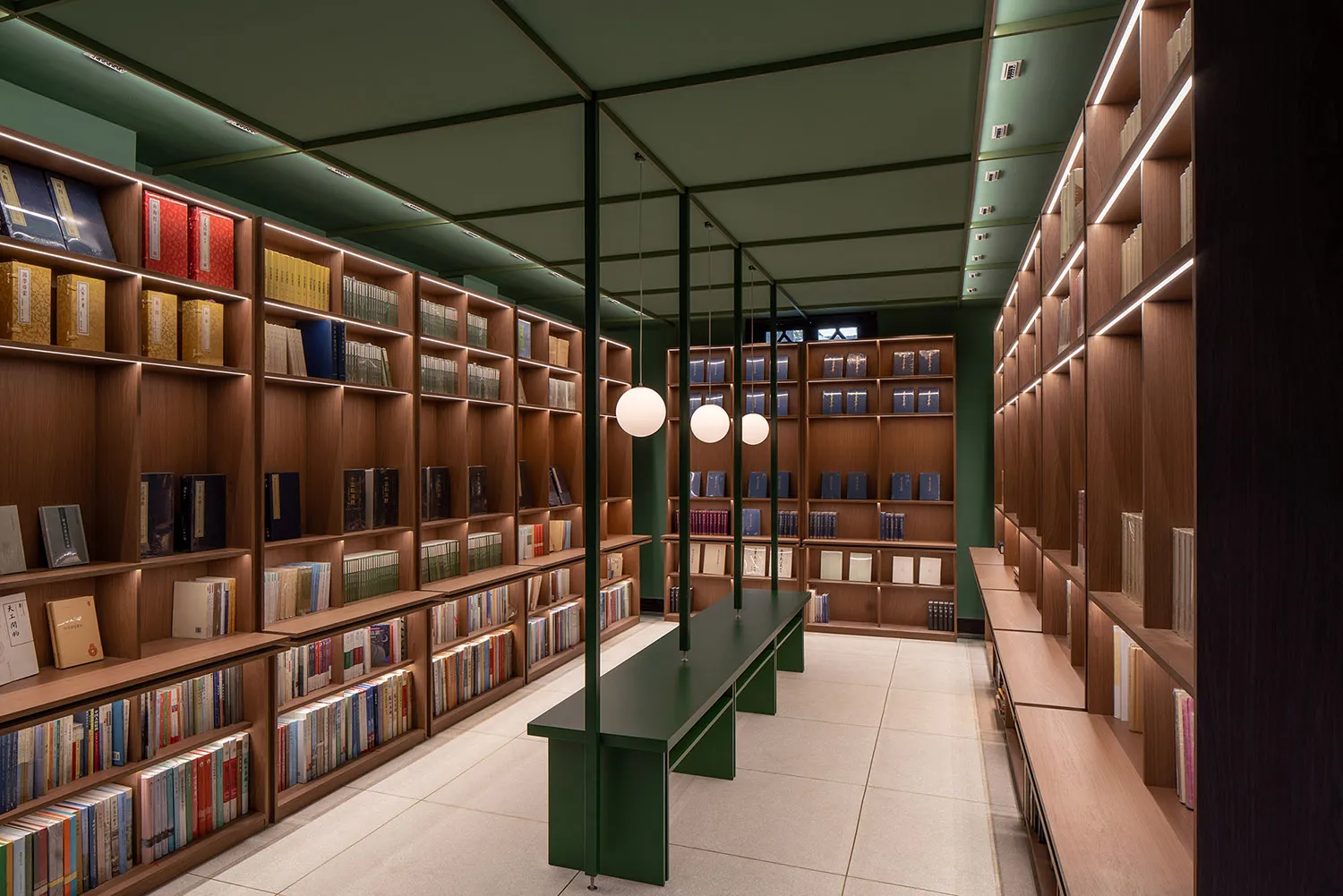 一間光線充足的現代圖書館,配有木質書架與混凝土地板。