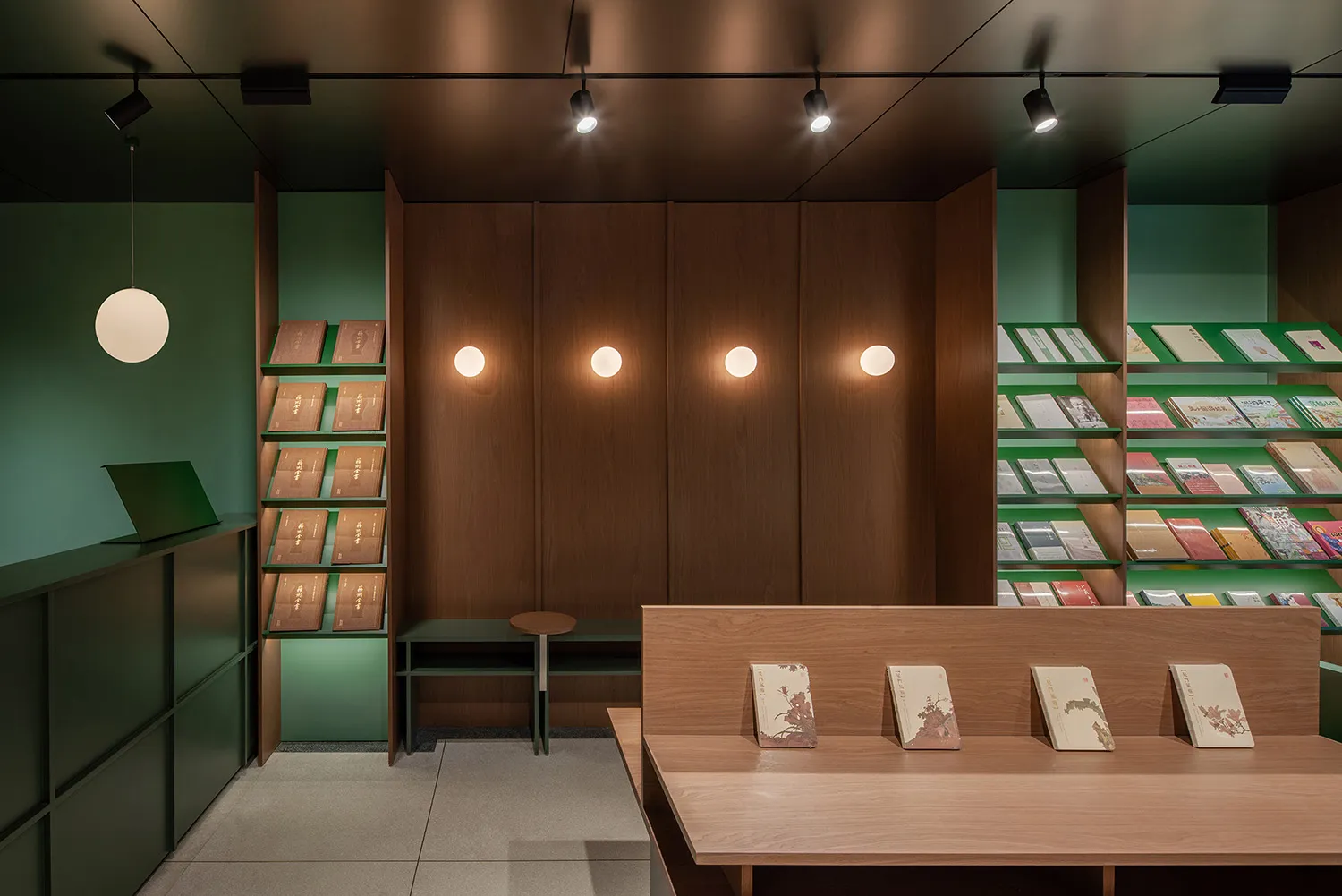 現代圖書館室內,展示木質書架與書籍。