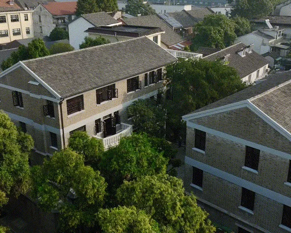 俯瞰磚石建築組成的住宅區